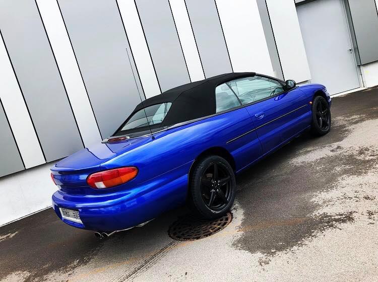 Blau glänzend foliertes Chrysler Sebring Cabriolet Heckansicht – Wrapfamily