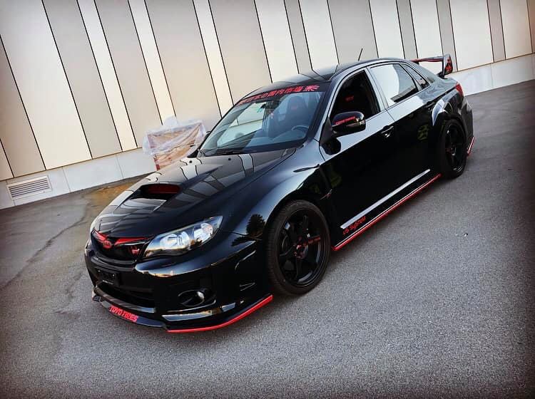 Schwarz glänzend folierter Subaru WRX STI mit roten Akzenten – Wrapfamily
