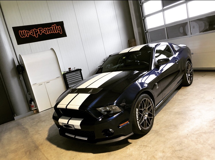 Ford Mustang Shelby GT500 mit weissen Racing-Streifen – Wrapfamily