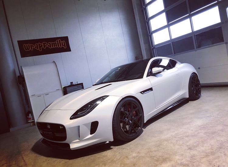 Matt weiss folierter Jaguar F-Type – Autofolierung Wrapfamily Kradolf-Schönenberg