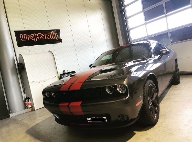 Dodge Challenger mit roten Racing-Streifen – Car Wrapping Wrapfamily, Thurgau