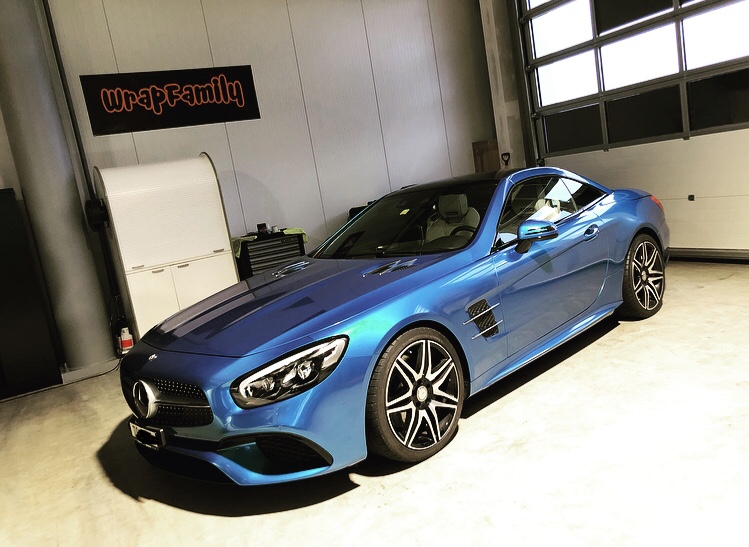 Metallic blau folierter Mercedes-Benz SL – Autofolierung Wrapfamily