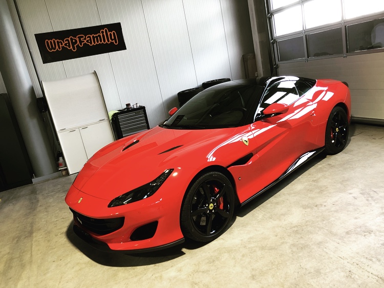 Rot glänzender Ferrari Portofino – Autofolierung Wrapfamily