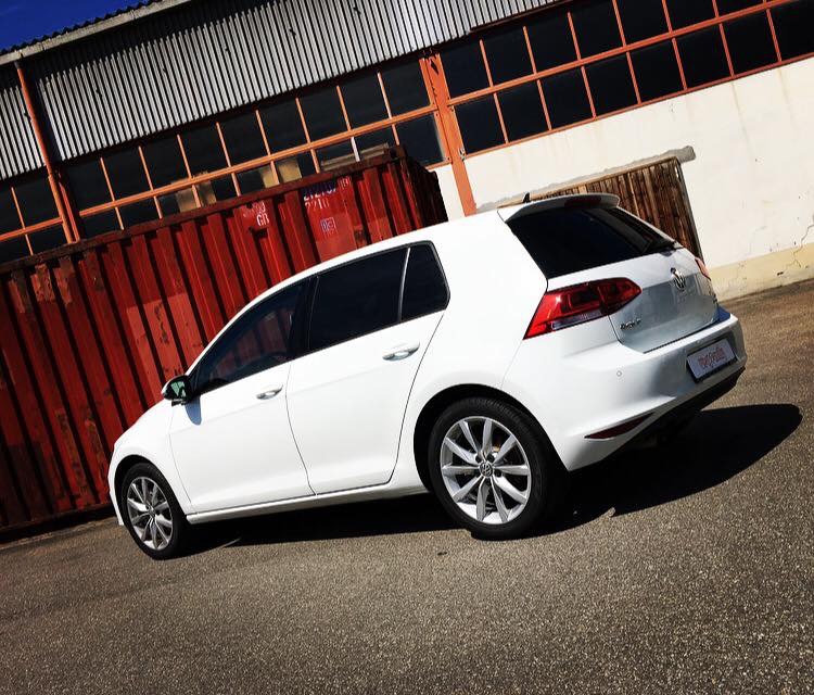 Weisser VW Golf mit Scheibentönung der hinteren Fenster – Wrapfamily Kradolf-Schönenberg