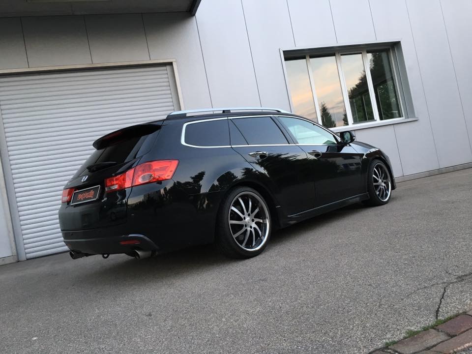 Schwarzer Honda Accord Kombi mit Scheibentönung – Wrapfamily