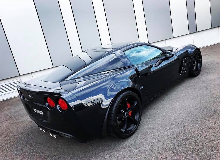 Schwarze Chevrolet Corvette mit professioneller Scheibentönung – Wrapfamily