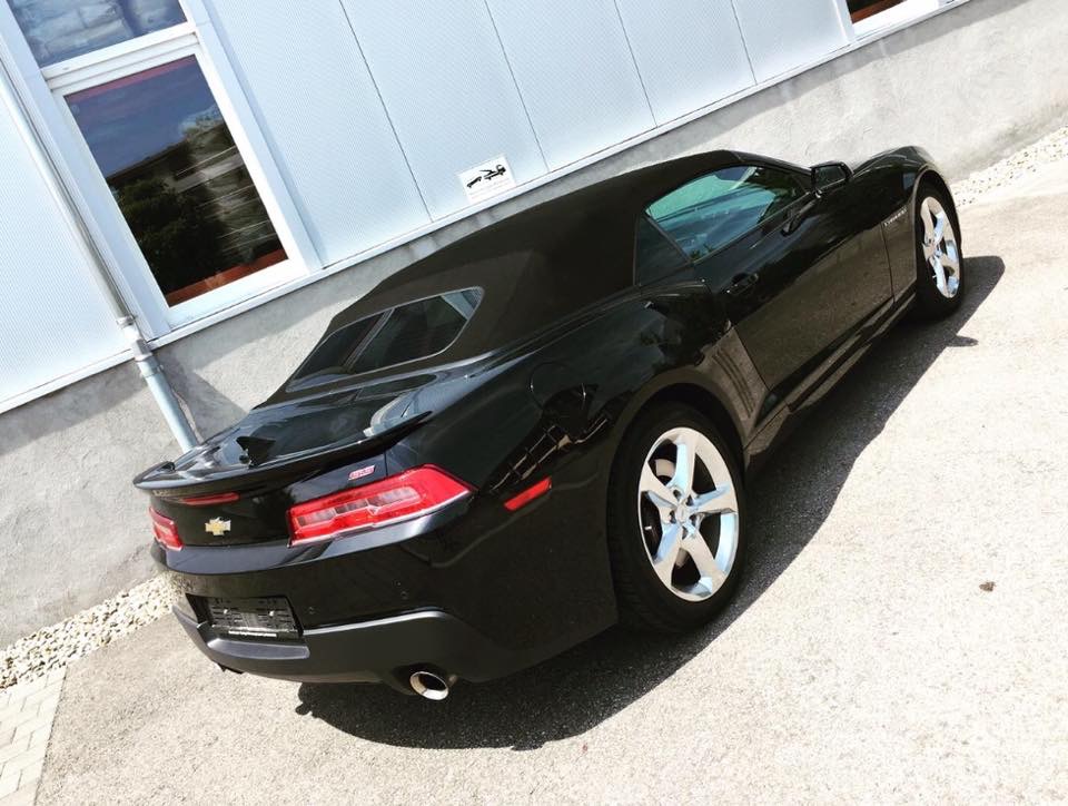 Schwarzer Chevrolet Camaro Cabrio mit Scheibentönung – Wrapfamily